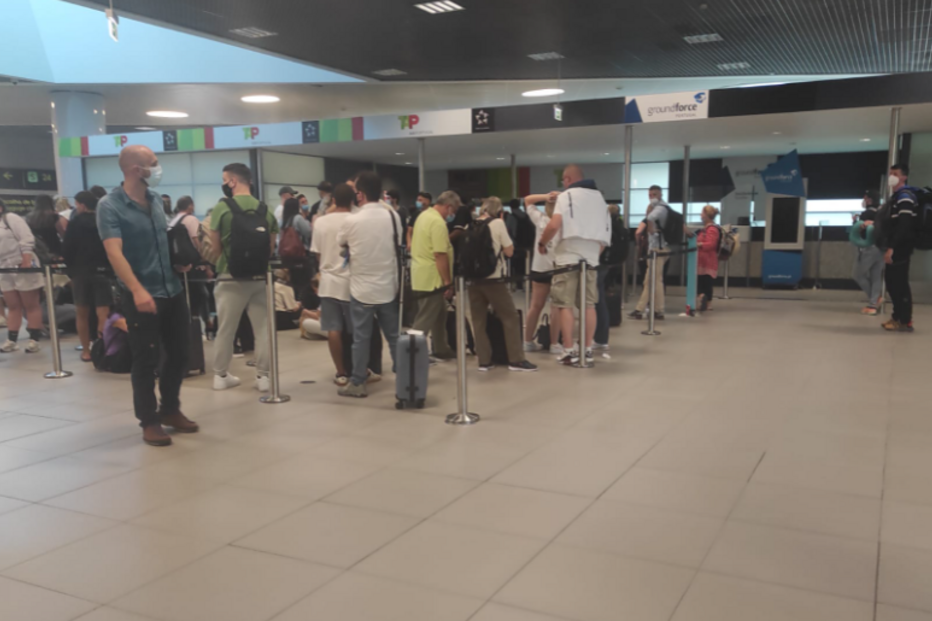 Filas de passageiros no aeroporto de Lisboa