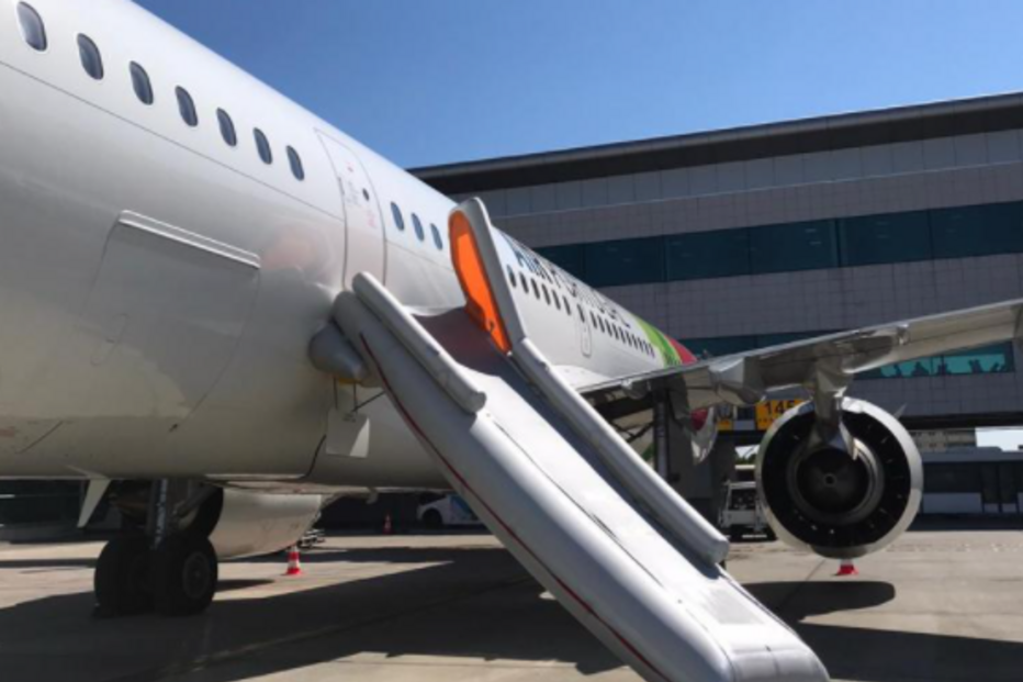  Passageiro abre porta de avião