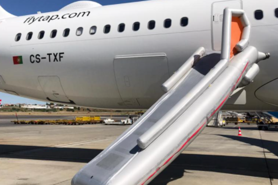  Passageiro abre porta de avião