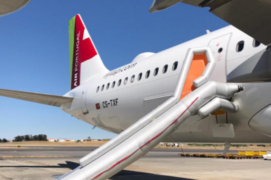  Passageiro abre porta de avião