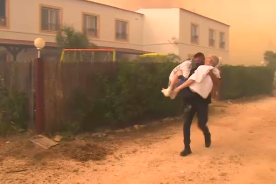 Chamas em Monchique ameaçam habitações e obrigam a retirar pessoas de casa