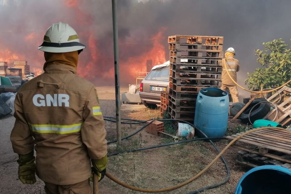 Centenas de operacionais combatem incêndio em Monchique