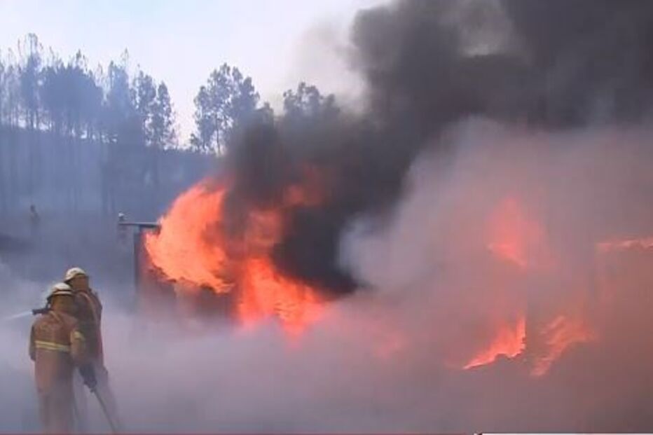  Centenas de operacionais combatem incêndio em Monchique