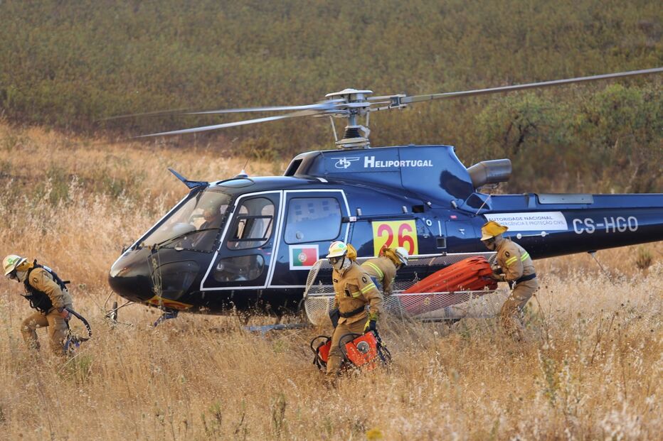  Centenas de operacionais combatem incêndio em Monchique