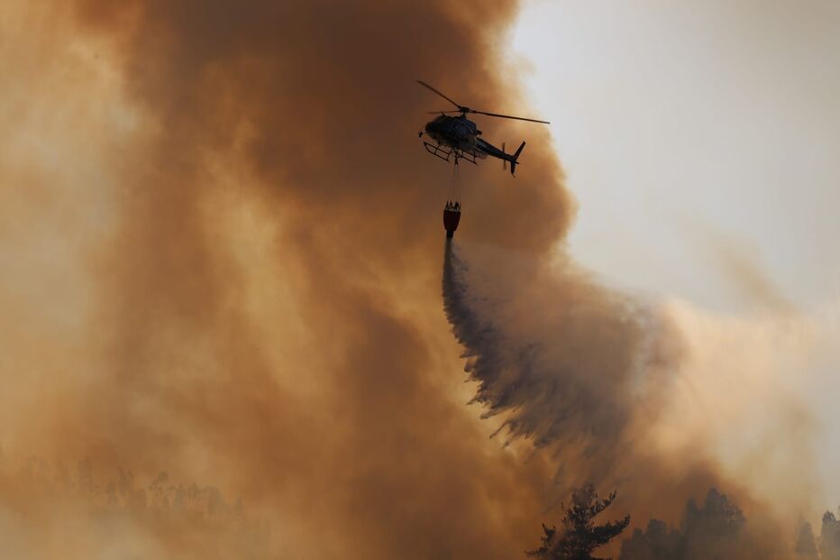  Centenas de operacionais combatem incêndio em Monchique