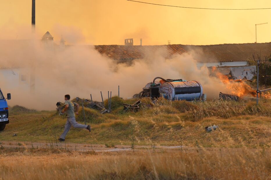  Centenas de operacionais combatem incêndio em Monchique