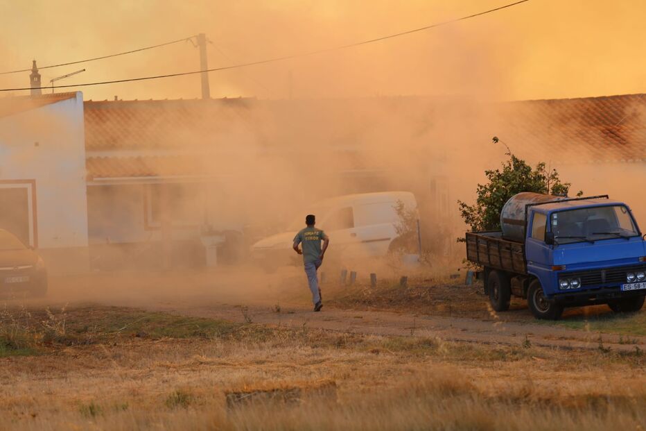  Centenas de operacionais combatem incêndio em Monchique