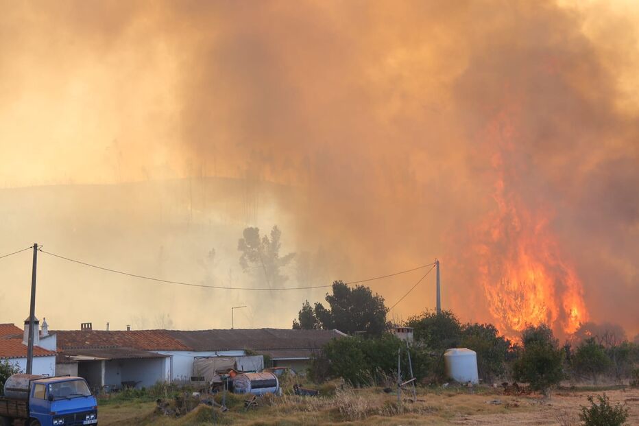  Centenas de operacionais combatem incêndio em Monchique