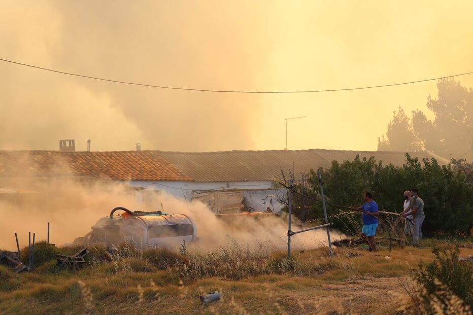  Centenas de operacionais combatem incêndio em Monchique