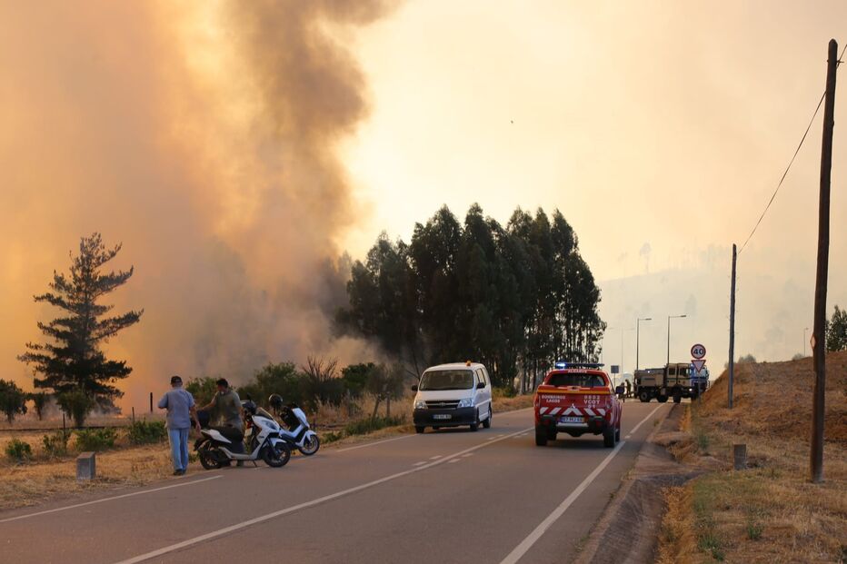  Centenas de operacionais combatem incêndio em Monchique