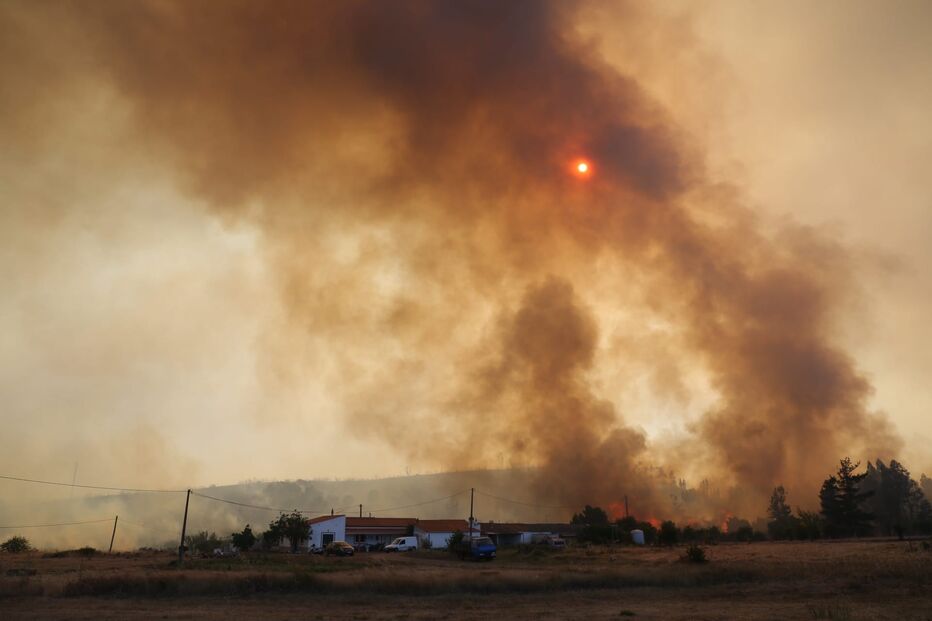  Centenas de operacionais combatem incêndio em Monchique