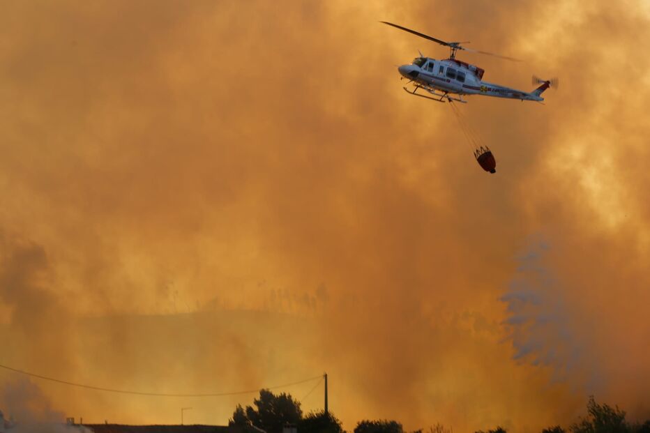  Centenas de operacionais combatem incêndio em Monchique