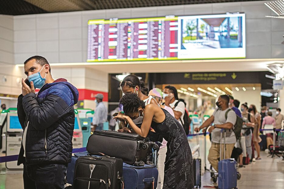 Distanciamento social foi impossível de manter no Aeroporto de Lisboa 
