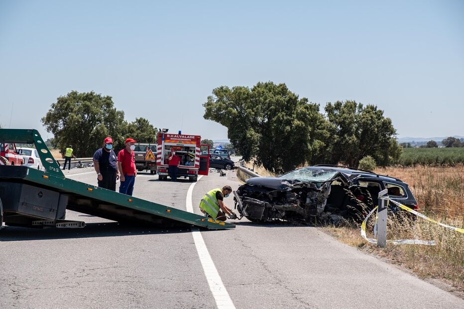 Carro em que seguia vítima mortal do acidente no IC1 ficou com a frente desfeita, devido à violência da colisão frontal
