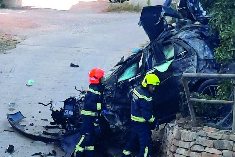 Carro voou de viaduto e só parou junto a muro muitos metros abaixo da A22   