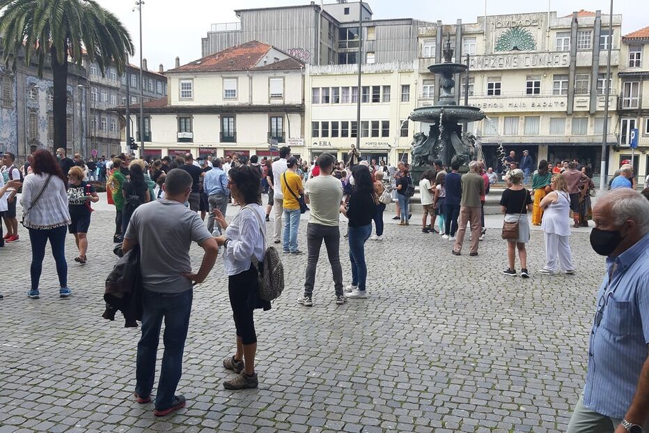 Centenas sem máscara em protesto no Porto contra certificado digital Covid-19