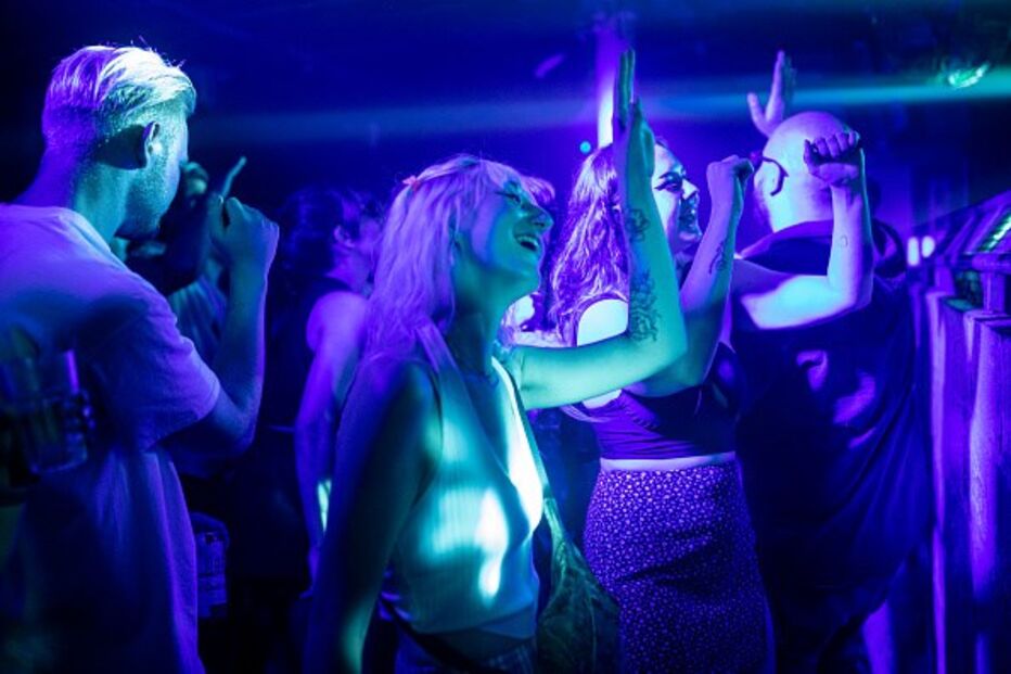 Ingleses voltam às discotecas sem máscara contra a Covid