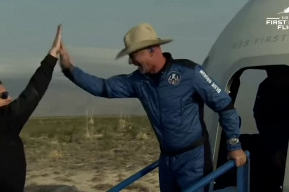 Champanhe, beijos e abraços no regresso de Jeff Bezos à Terra