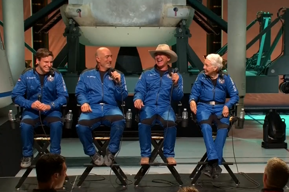 Jeff Bezos e companheiros relatam experiência de viagem ao espaço.