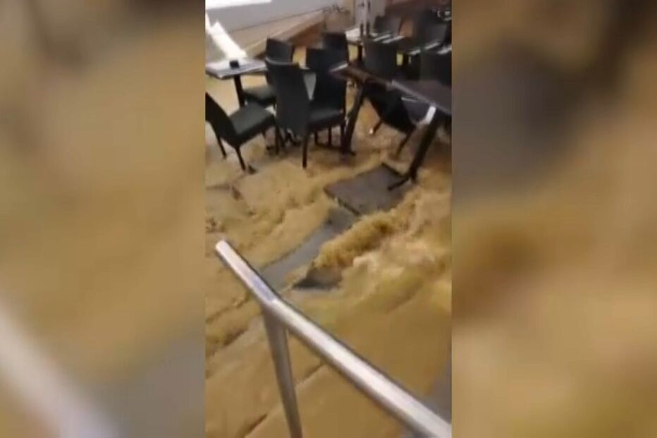 Conduta rebenta e leva água e lama até à praia em Albufeira