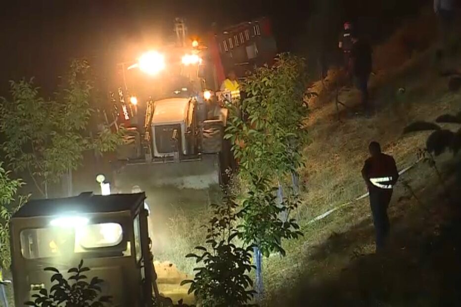 Dois bombeiros mortos e três feridos a caminho de incêndio