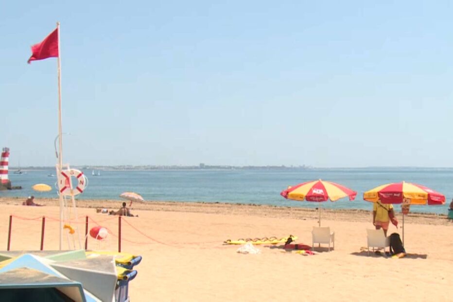 Poluição proíbe banhos na praia da Batata em Lagos