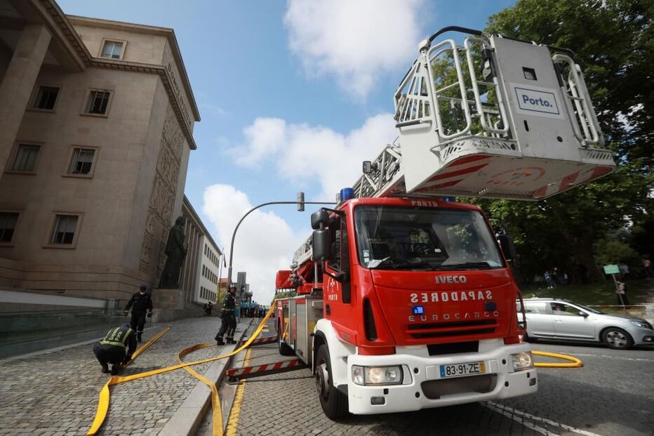 Bombeiros combatem chamas no telhado do Palácio da Justiça do Porto