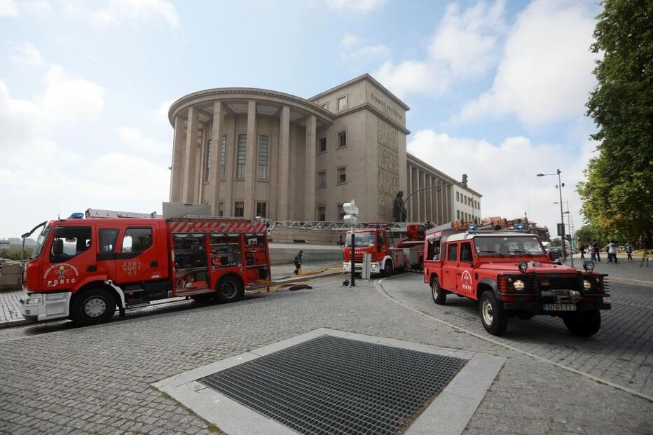 Bombeiros combatem chamas no telhado do Palácio da Justiça do Porto