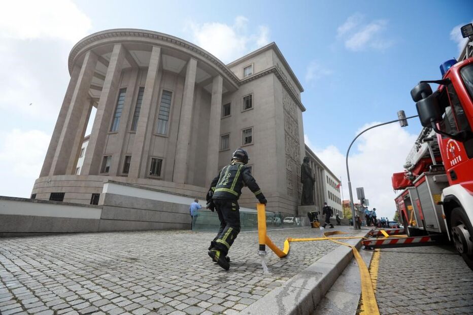 Bombeiros combatem chamas no telhado do Palácio da Justiça do Porto