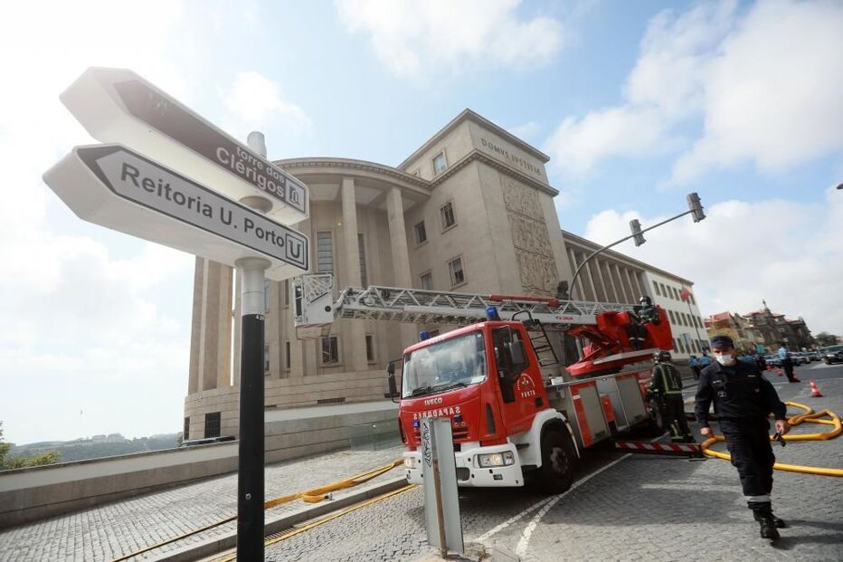 Bombeiros combatem chamas no telhado do Palácio da Justiça do Porto