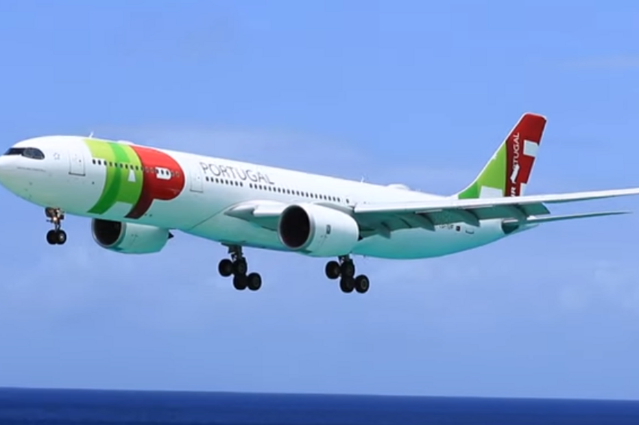 Avião da TAP aterra a metros da praia nas Caraíbas