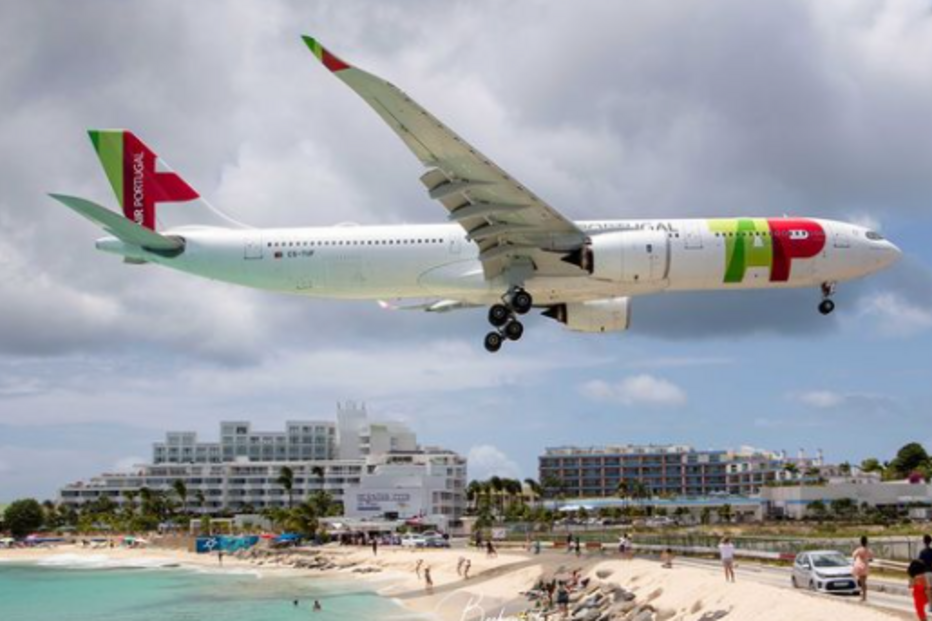 Avião da TAP aterra a metros da praia nas Caraíbas