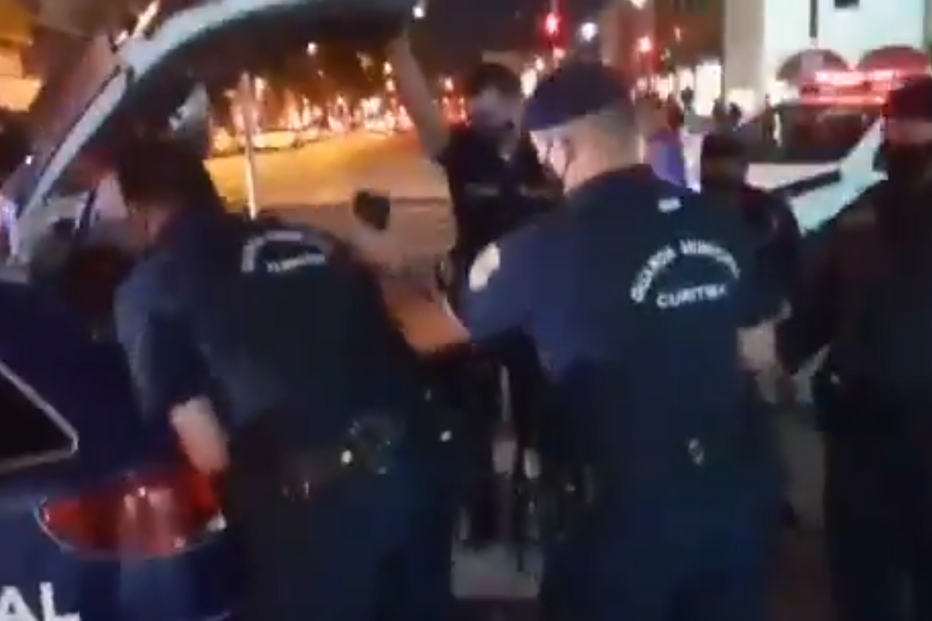 Vereador do PT é agredido e detido na rua pela polícia no sul do Brasil ao convocar atos contra Bolsonaro