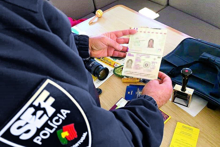 Imagem Abertura - pixelizar a foto e os dados no passaporte  32609558.jpg (10651209) (Milenium)