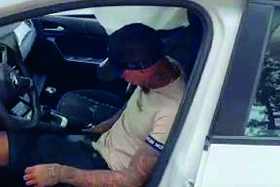 Homem filmado dentro do carro