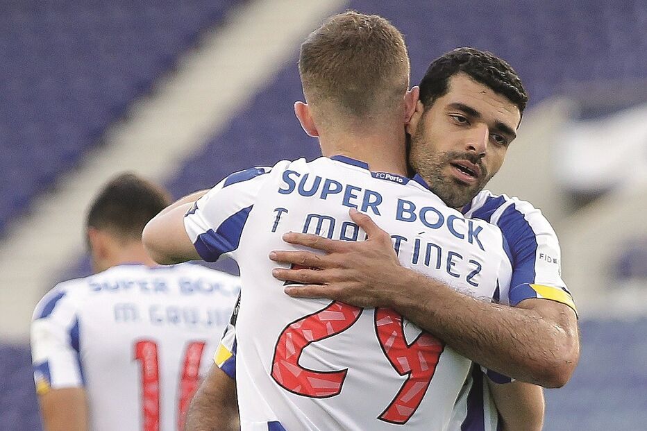 Taremi (de frente) será o avançado mais móvel e Toni Martínez o mais fixo