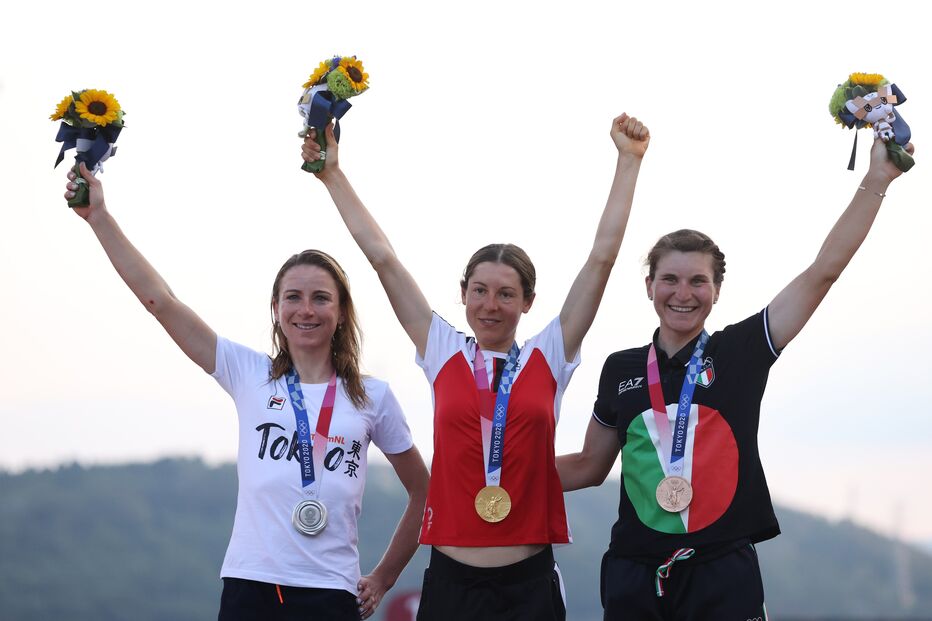 A medalha de ouro Anna Kiesenhofer da Áustria comemora no pódio com a medalha de prata, Annemiek van Vleuten da Holanda e a medalhista de bronze, Elisa Longo Borghini, da Itália