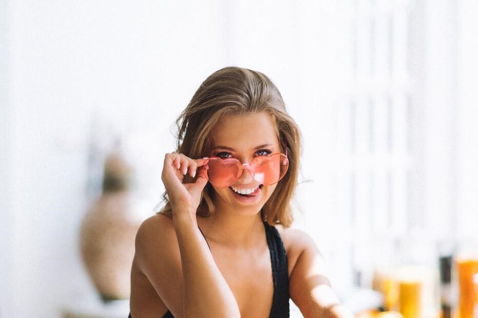 Casal namora em hotel de luxo em Tróia