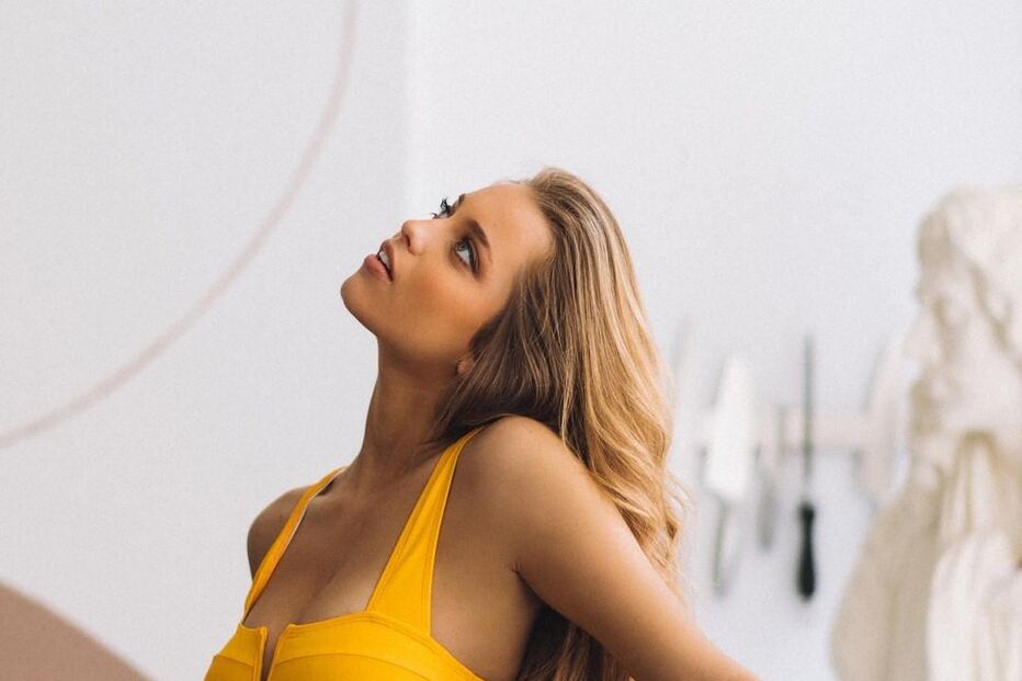 Casal namora em hotel de luxo em Tróia