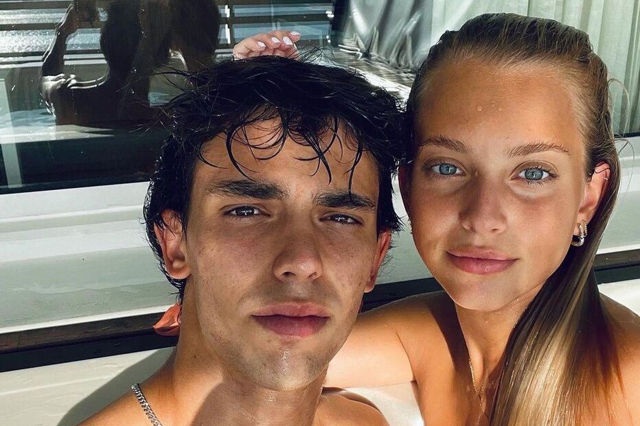 Casal namora em hotel de luxo em Tróia