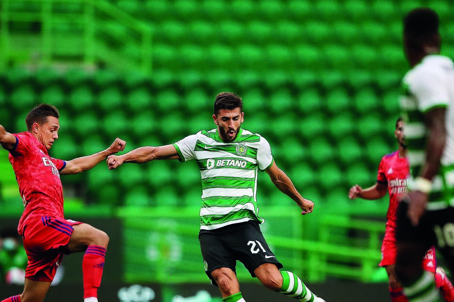 Paulinho apontou dois dos três golos da vitória dos leões e ainda atirou uma bola ao poste da baliza de Anthony Lopes