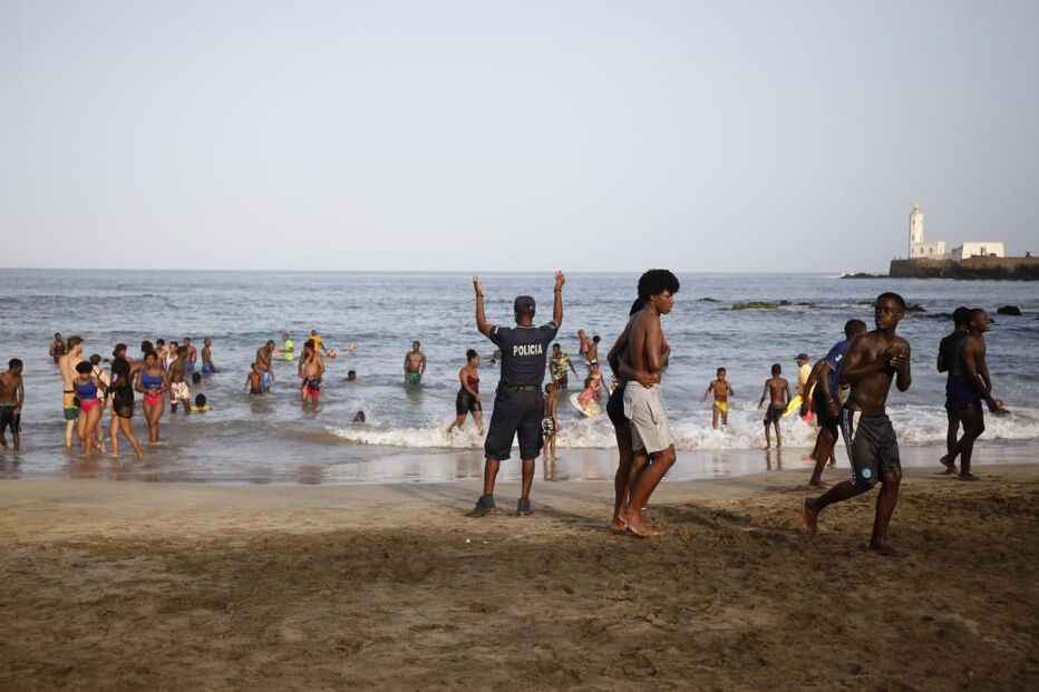 Polícia apita em praias de Cabo Verde devido à Covid-19 e banhistas pedem alargamento de horário