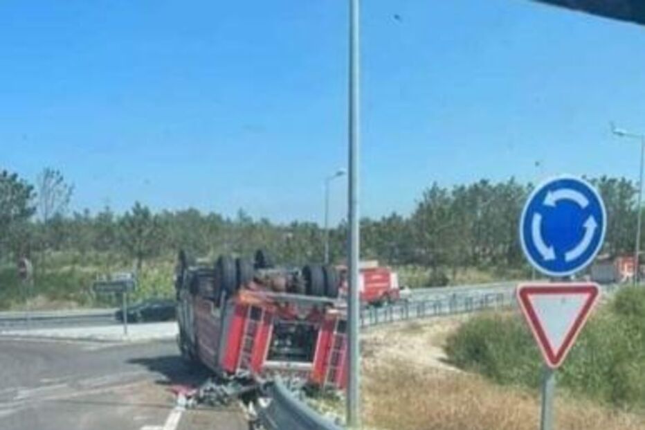 Dois feridos em despiste de autotanque dos bombeiros seguido de capotamento na Figueira da Foz