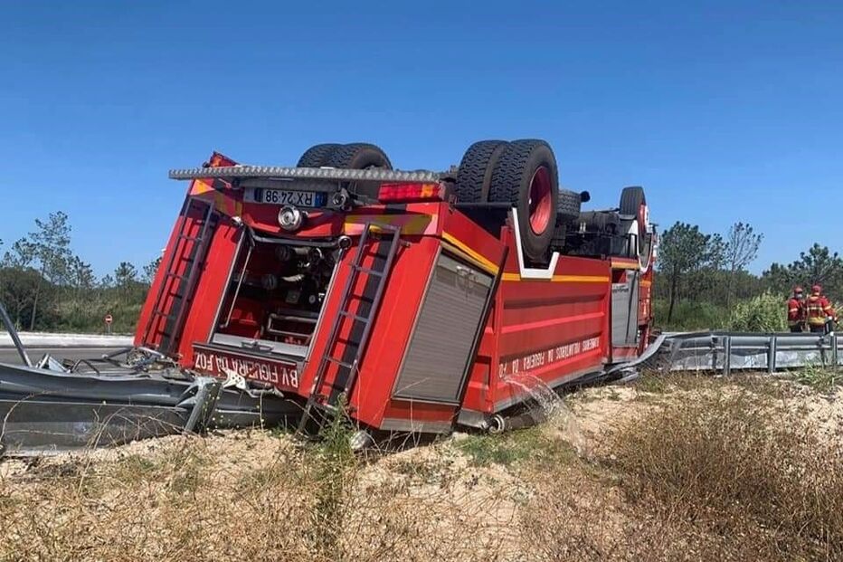 Dois feridos em despiste de autotanque dos bombeiros seguido de capotamento na Figueira da Foz	