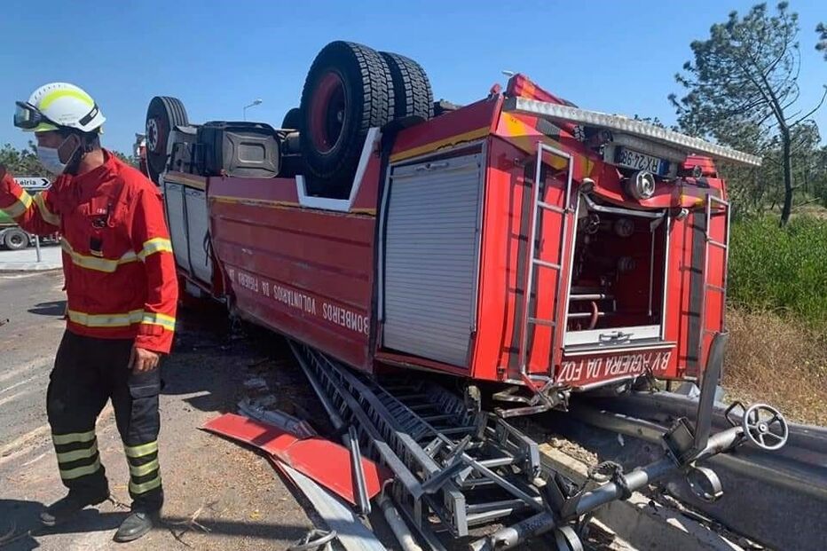 Dois feridos em despiste de autotanque dos bombeiros seguido de capotamento na Figueira da Foz	