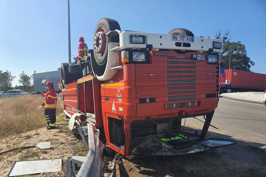 Dois feridos em despiste de autotanque dos bombeiros seguido de capotamento na Figueira da Foz	