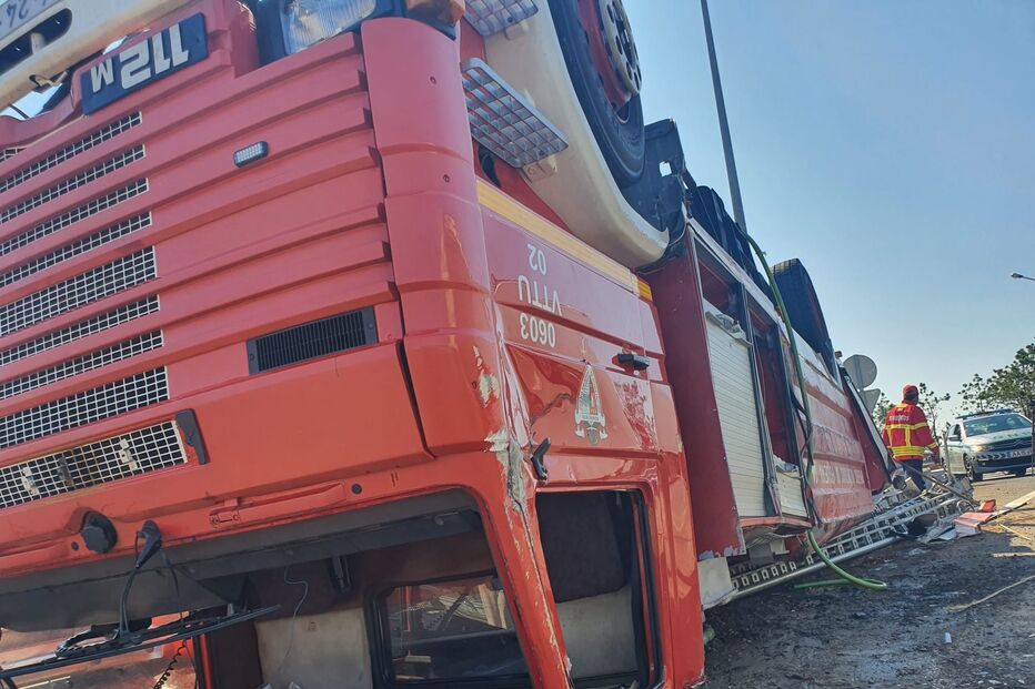 Dois feridos em despiste de autotanque dos bombeiros seguido de capotamento na Figueira da Foz	