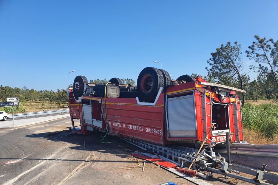 Dois feridos em despiste de autotanque dos bombeiros seguido de capotamento na Figueira da Foz	