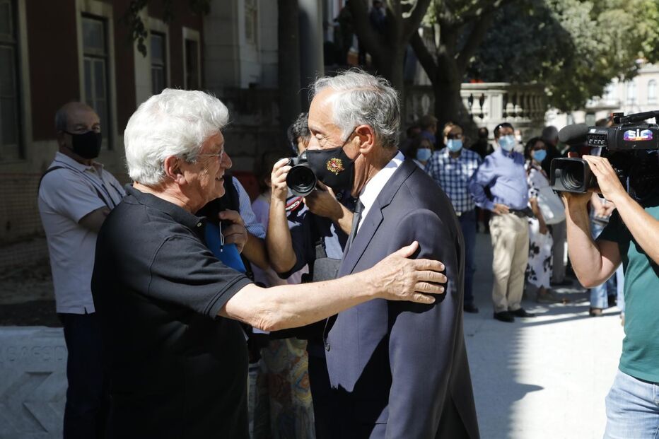 Dezenas nas cerimónias fúnebres de Otelo Saraiva de Carvalho