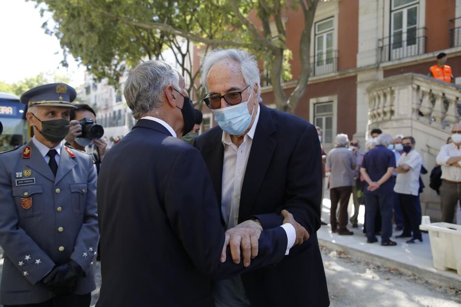 Dezenas nas cerimónias fúnebres de Otelo Saraiva de Carvalho